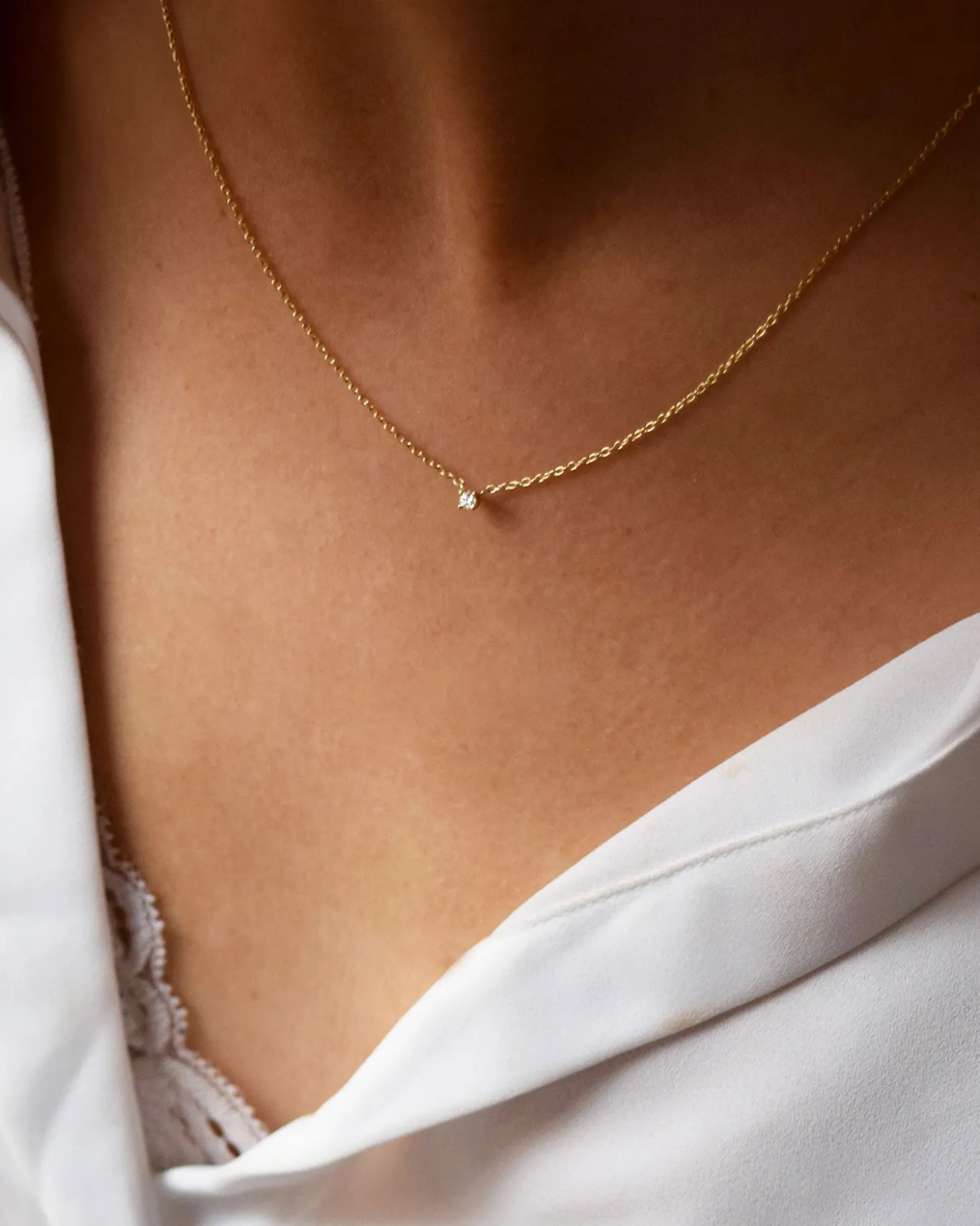 diamond_sky_drop_necklace_1-1.webp Diamond Sky drop necklace gold