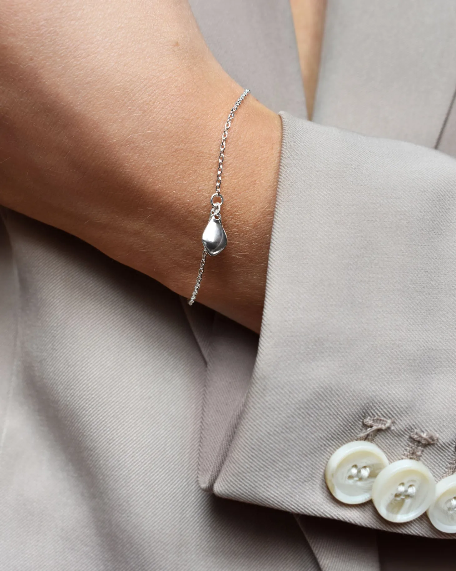 gaias_grace_drop_bracelet_1.webp Gaias Grace drop bracelet silver