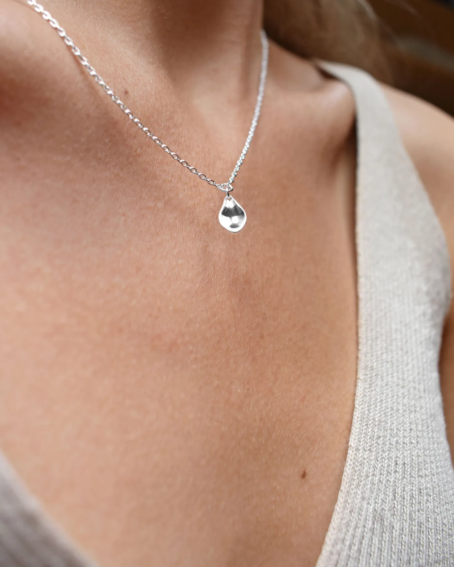 gaias_grace_drop_necklace_1.webp Gaias Grace drop necklace silver