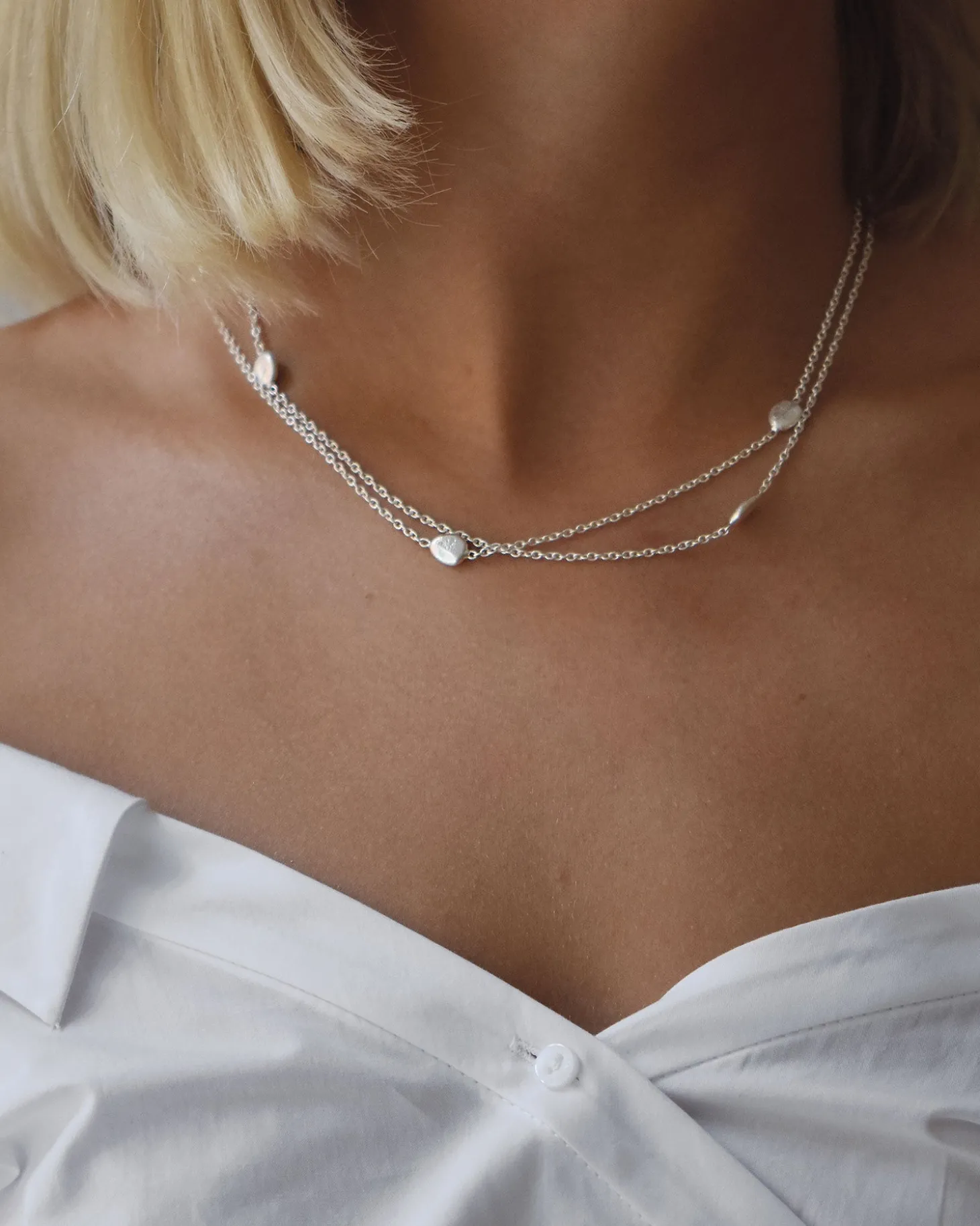 pebbles_necklace_long_sil_2.webp Pebbles necklace long silver
