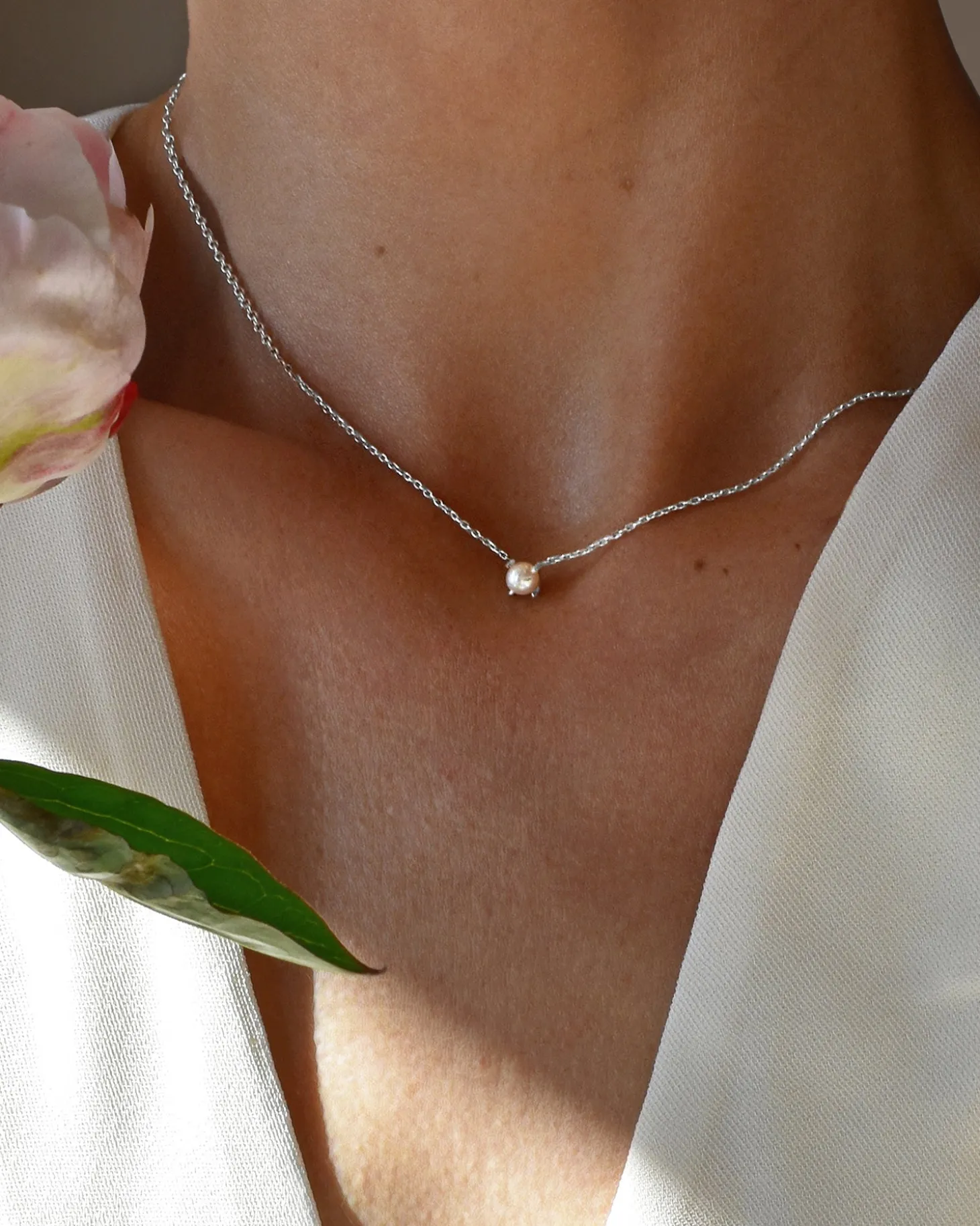 petite_pearl_necklace_sil_4.webp Petite Pearl necklace silver