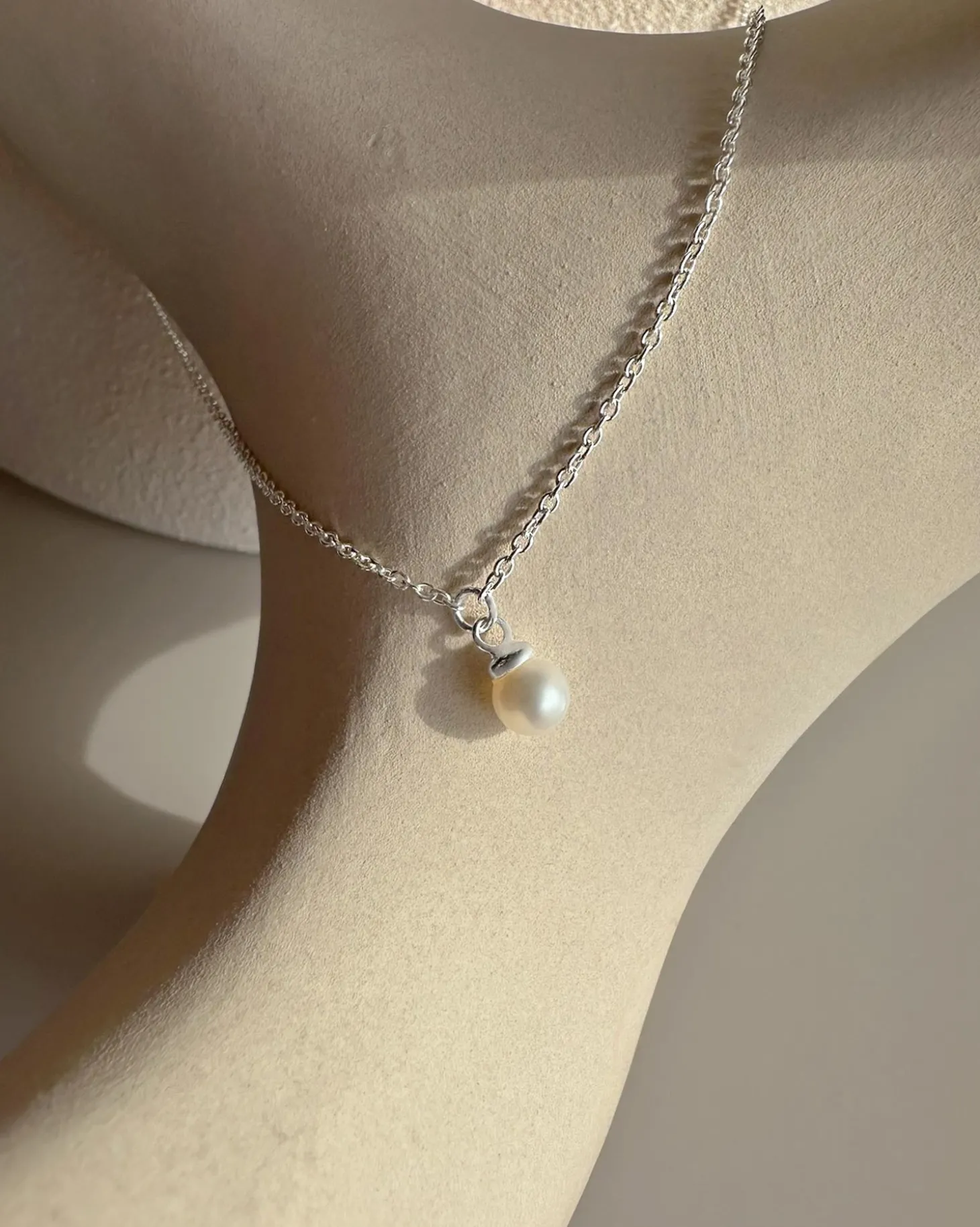 petite_pearl_single_neckl_3.webp Petite Pearl single necklace silver