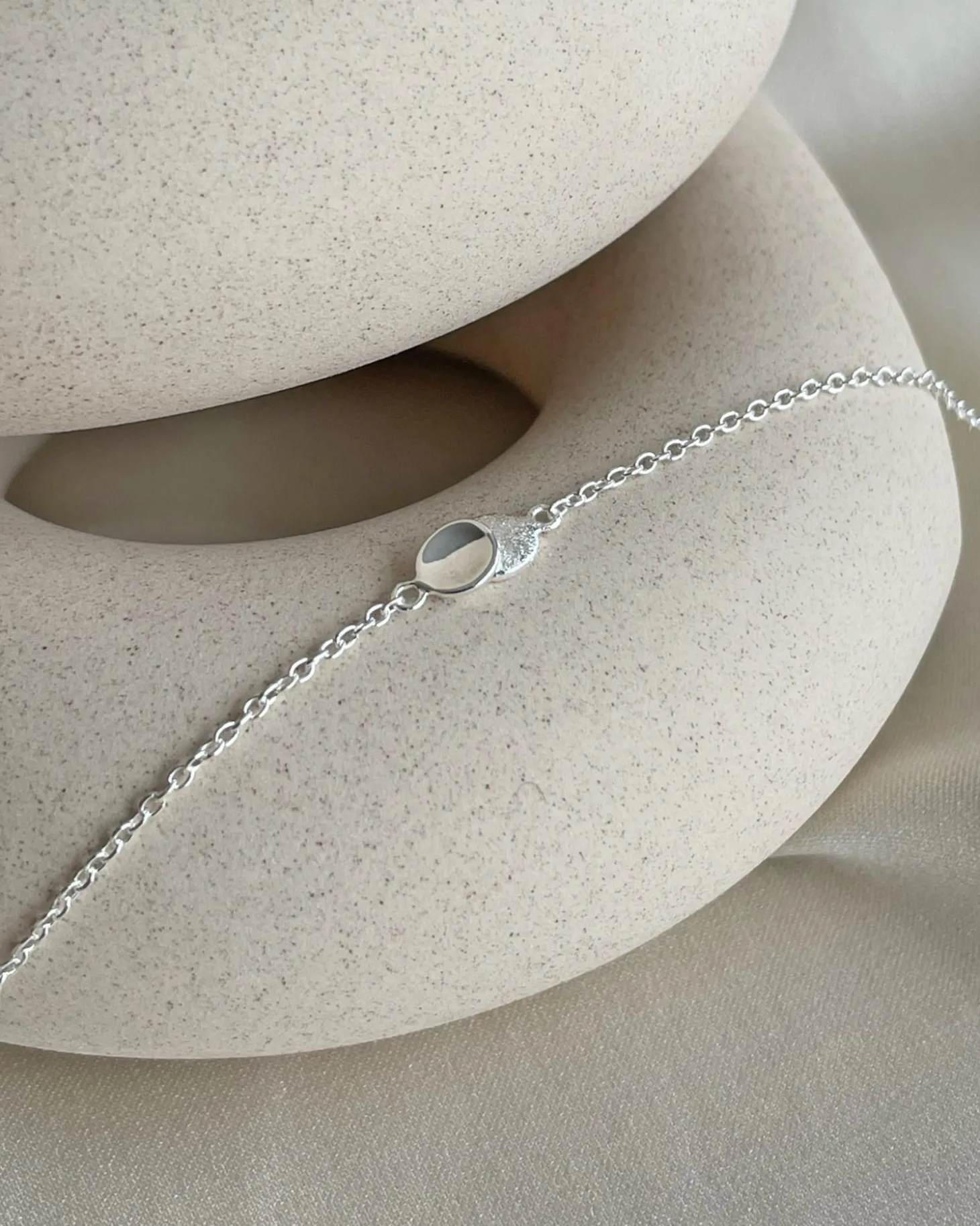 rocky_shore_drop_bracelet_2.webp Rocky Shore drop bracelet silver