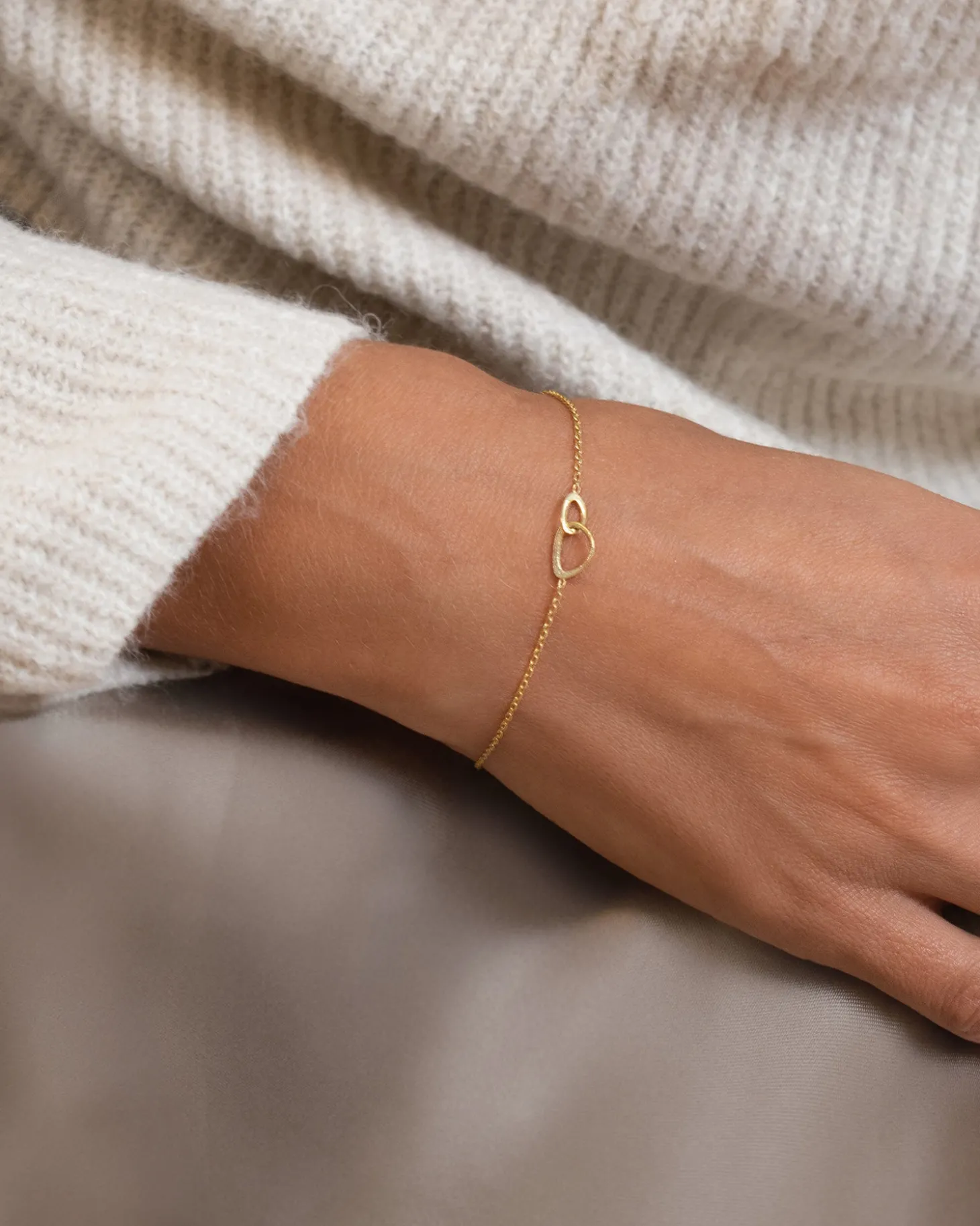 together_drop_bracelet_go_1.webp Together drop bracelet gold